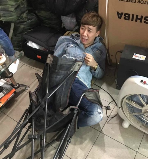 Hồ Ngọc Hà ăn tối cùng chồng cũ; Đan Trường, Lam Trường trổ tài chăm con - 11 Trấn Thành bị vợ “dìm hàng” trên trang cá nhân khi ghi lại ảnh nam danh hài “té ghế”. Vẫn với phong cách hài hước, Hari Won viết: Khi chồng bị té các vợ làm gì? 1. Đỡ lên. 2. Đau lòng và khóc. 3. Cười haha và chụp hình.