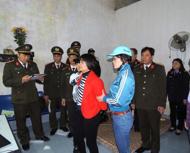 Trần Thị Nga lĩnh 9 năm tù về tội “Tuyên truyền chống Nhà nước CHXHCN Việt Nam” - 1 Cơ quan An ninh điều tra Công an tỉnh Hà Nam công bố lệnh bắt tạm giam và khám xét nơi ở đối với Trần Thị Nga ngày 21/1 (áo đỏ) ảnh: Công an Hà Nam