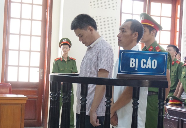 Vay tiền buôn ma túy, ra tòa quỳ xin con đừng hư hỏng - 1 Trần Văn Lung (trái) và Lầu Bá Rê tại phiên tòa