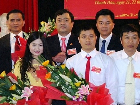 Vụ “hot girl xứ Thanh” thăng tiến thần tốc: Trách nhiệm thuộc về ai? - 2
Bà Trần Vũ Quỳnh Anh có vẻ ngoài trẻ trung, xinh đẹp, trước đây từng bị nghi vấn là bồ nhí của một vị lãnh đạo tỉnh Thanh Hóa.