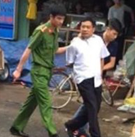 Vụ thầy giáo nghi giết hại "mẹ vợ", bắt cóc con trai người tình: Vì chuyện tình cảm - 1 Đối tượng Trần Xuân Thu bị (áo trắng) bị bắt giữ khi đang ôm cháu Thụ bỏ trốn trên xe taxi.