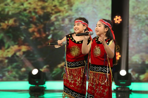 Hành trình chinh phục tài năng âm nhạc của Quán quân Hiền Trân - 1 Hiền Trân và Phương Vy hát Tiếng đàn Ta Lư.