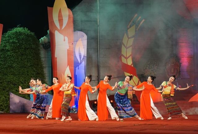 Vang mãi khúc tráng ca Việt - Lào - 5 Việt - Lào hai nước chúng ta/ Tình sâu như nước Hồng Hà, Cửa Long