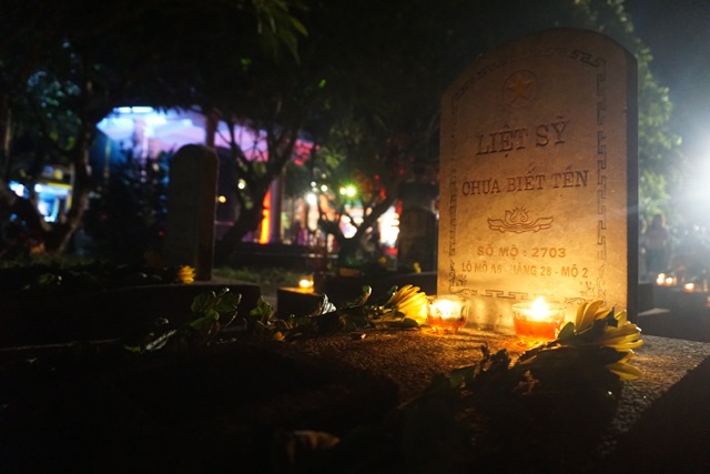 Vang mãi khúc tráng ca Việt - Lào - 10 Trong hơn 11.000 ngôi mộ được an táng tại Nghĩa trang quốc tế Việt - Lào có đến hơn 7.000 chưa biết tên