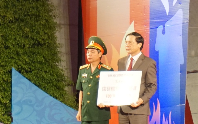 Vang mãi khúc tráng ca Việt - Lào - 7 Lãnh đạo quân đội tặng học bổng cho các em học sinh nghèo hiếu học tại Nghệ An trong buổi lễ