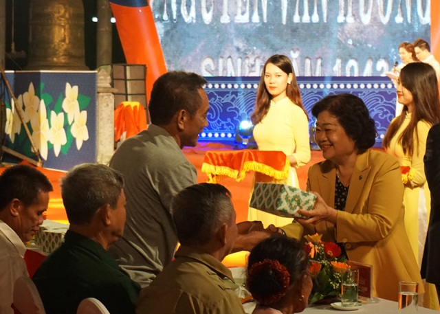 Vang mãi khúc tráng ca Việt - Lào - 3 Nguyên Phó Chủ tịch nước Trương Thị Mỹ Hoa tặng quà tri ân thân nhân gia đình có công với cách mạng