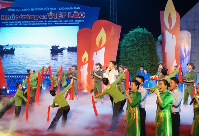 Vang mãi khúc tráng ca Việt - Lào - 4 Tiết mục Linh thiêng Việt Nam mở màn chương trình thắp nến tri ân Khúc tráng ca Việt - Lào