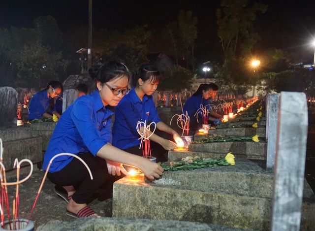 Vang mãi khúc tráng ca Việt - Lào - 1
Đoàn viên thanh niên thắp nến tri ân các anh hùng liệt sĩ tại Nghĩa trang quốc tế Việt - Lào
