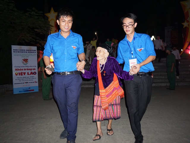 Vang mãi khúc tráng ca Việt - Lào - 12 Hỗ trợ, giúp đỡ các bà mẹ Việt Nam anh hùng, các gia đình có công với cách mạng là trách nhiệm của những người được sống trong hòa bình hôm nay