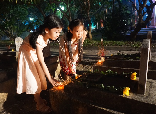 Vang mãi khúc tráng ca Việt - Lào - 11
Thế hệ trẻ mãi ghi nhớ công ơn của các anh hùng liệt sĩ, các cựu chiến binh đả xả thân vì độc lập dân tộc và nghĩa vụ quốc tế cao cả