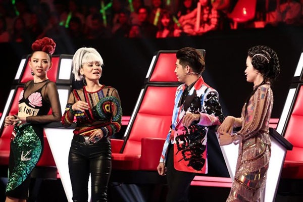 Thu Minh, Tóc Tiên bị phản ứng vì trang phục lòe loẹt, kỳ dị? - 1 Trang phục của dàn HLV The Voice 2017 đang gây bão trên mạng với nhiều ý kiến trái chiều.