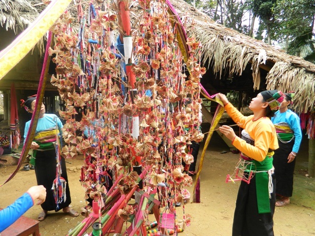 Xem người Mường thưởng hoa trong lễ hội Poồn Poông - 3 Trong lễ hội Poồn Poông cây bông là quan trọng nhất không thể thiếu
