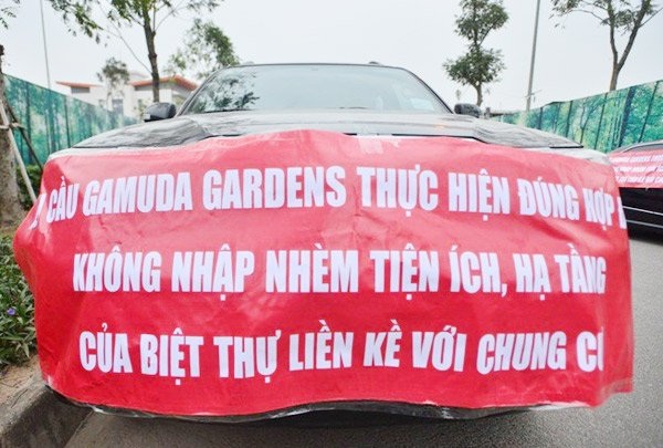 Bỏ chục tỷ mua nhà: Vừa nhận xong đã buồn hẳn - 1
Khách hàng treo băng rôn phản đối chủ đầu tư