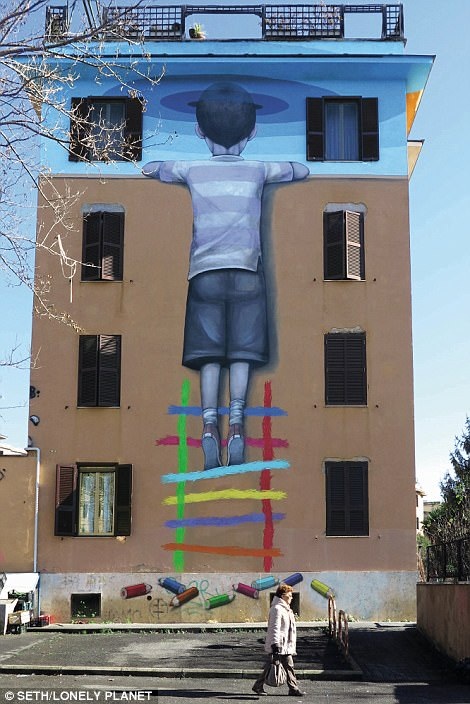 Cậu bé leo trên những bậc thang để hướng lên bầu trời. Tác phẩm của Seth on Viale Tor Marancia ở Rome.