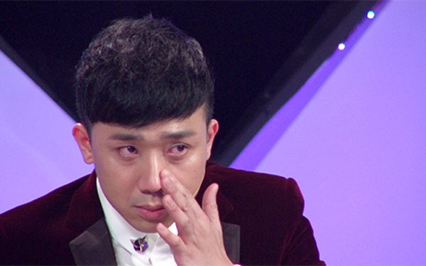 Trấn Thành thừa nhận “lỗ nặng” khi làm giám khảo gameshow - 1
Trấn Thành chia sẻ hài hước rằng, anh lỗ vốn khi làm giám khảo gameshow. Tiếp xúc với nhiều hoàn cảnh khó khăn, anh không kìm nén được sự xúc động, muốn giúp đỡ.