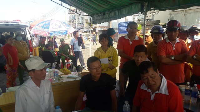 Vụ cháy lớn kéo dài sang ngày thứ 5, lửa vẫn còn âm ỉ - 1
Ông Chen Lai Skuang, 65 tuổi, Tổng Giám đốc Công ty Kwong Lung – Meko (người mặc áo cam ngồi góc phải) trao đổi với ông Võ Thành Thống - Chủ tịch UBND TP Cần thơ - sáng 27/3 về vụ cháy với gương mặt thất thần.
