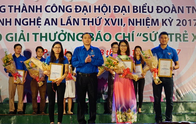 Phóng viên báo Dân trí đoạt giải C cuộc thi Sức trẻ xứ Nghệ - 2 PV Hoàng Lam (ngoài cùng bên trái) đoạt giải C cuộc thi Sức trẻ xứ Nghệ