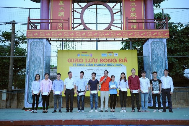 Trong 2 năm qua, CLB đã đồng hành cùng báo Sinh viên Việt Nam thực hiện chuỗi chương trình trao học bổng giúp đỡ các sinh viên nghèo hiếu học ở ĐH Sao Đỏ, ĐH Y Thái Nguyên, ĐH Ngoại ngữ, HV Nông nghiệp Việt Nam,… (Ảnh: Việt Hùng).