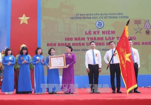 Người thắp sáng ngọn đuốc truyền thống ngôi trường 100 tuổi - 3 Chủ tịch Quốc hội Nguyễn Thị Kim Ngân trao Huân chương Độc lập hạng Nhất cho trường THCS Trưng Vương. (Ảnh: Trọng Đức/TTXVN)