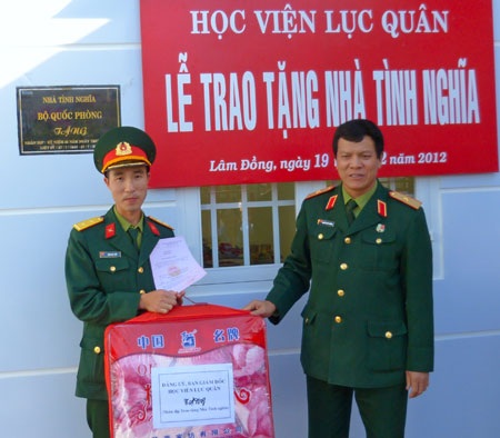 Thiếu tướng Nguyễn Đức Cường - người thầy tham gia đào tạo nhiều sĩ quan cao cấp - 2
Thiếu tướng Nguyễn Đức Cường trong buổi lễ trao tặng nhà tình nghĩa.