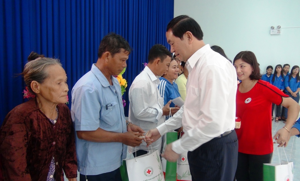 Chủ tịch nước Trần Đại Quang: Bảo đảm “nhà nhà đều có Tết” - 2
Dịp này, Chủ tịch nước Trần Đại Quang đã tặng 100 phần quà cho các hộ nghèo, hộ gia đình chính sách có hoàn cảnh khó khăn thuộc 3 xã của huyện Thoại Sơn gồm xã Định Thành, Định Mỹ và xã Vĩnh Trạch.