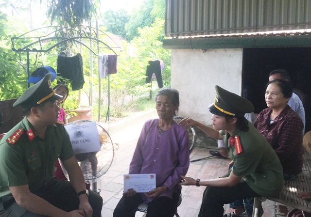 Đoàn Thanh niên Công an tỉnh Nghệ An tặng quà tri ân vợ liệt sỹ nhà báo - 1 Đại diện Đoàn Thanh niên Công an tỉnh Nghệ An thăm hỏi, động viên mẹ Thủy - vợ liệt sỹ Lê Văn Luyện