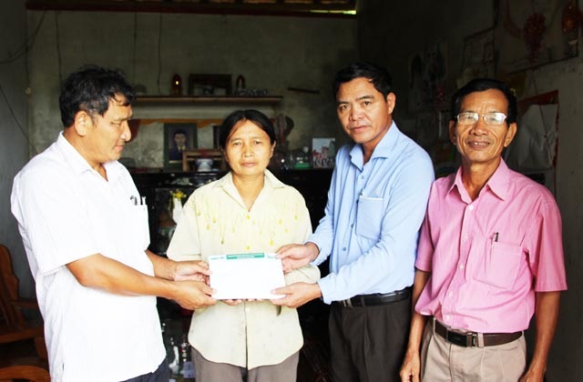Hơn 40 triệu đồng đến với gia đình không mấy khi được ăn cơm có thịt - 1 Ông Phạm Xuân Tuyết (áo xanh) - Trưởng phòng LĐ-TB&XH huyện Yên Thành và ông Nguyễn Đình Long - Chủ tịch UBND xã Văn Thành trao quà bạn đọc Báo Dân trí đến chị Nguyễn Thị Thành