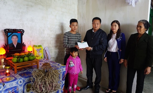 Hơn 70 triệu đến cậu học trò mồ côi mắc bệnh tim một mình nuôi em - 1 Thầy Lê Văn Quyền - Phó Hiệu trưởng Trường THPT Nam Đàn 2 thay mặt độc giả Dân trí trao quà ủng hộ tới em Hoàng Viết Nam