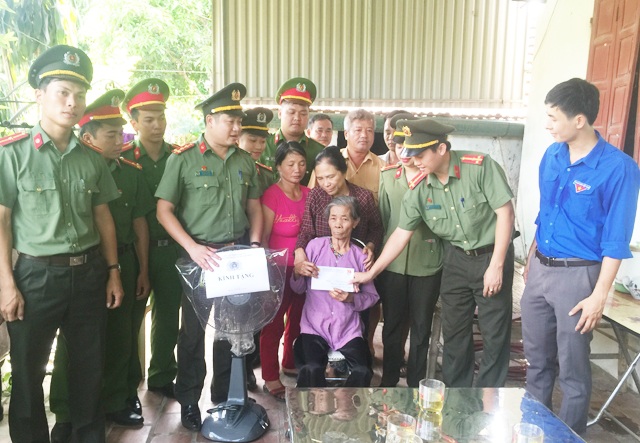 Đoàn Thanh niên Công an tỉnh Nghệ An tặng quà tri ân vợ liệt sỹ nhà báo - 2 Phần quà gồm 5 triệu đồng và 1 chiếc quạt điện do các đoàn viên thanh niên trong lực lượng Công an tỉnh Nghệ An trao tặng đến mẹ Thủy
