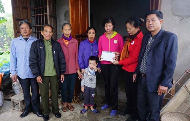 Hơn 74 triệu đồng đến người mẹ 3 lần mổ não - 1 Thay mặt độc giả báo Dân trí, bà Phan Thị Nguyên - Chủ tịch Hội Chữ thập đỏ huyện Diễn Châu trao số tiền 74.880.000 đồng đến chị Thái Thị Dung