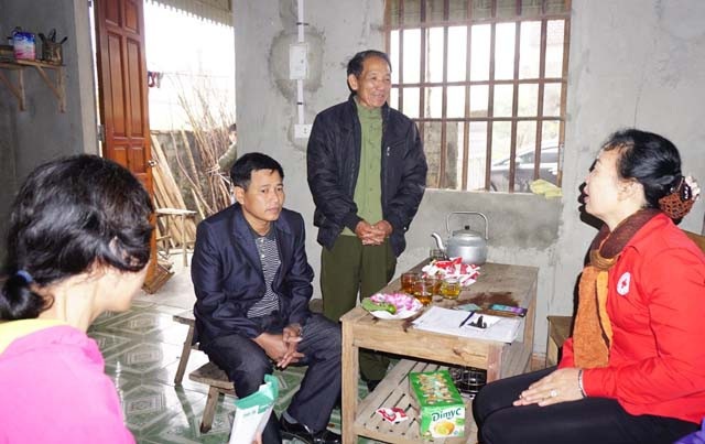 Hơn 74 triệu đồng đến người mẹ 3 lần mổ não - 2 Đại diện gia đình cảm ơn sự quan tâm, chia sẻ của độc giả báo Dân trí đối với chị Dung