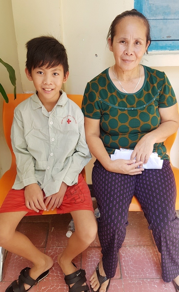 Cháu bé bị hội chứng Brugada dễ đột tử ban đêm được cấy máy đem lại sự sống - 4 Niềm vui của 2 mẹ con chị Viễn khi cháu Thiện sẽ không bị đột tử nữa vì bệnh Brugada như 4 con trai đáng thương trước đây