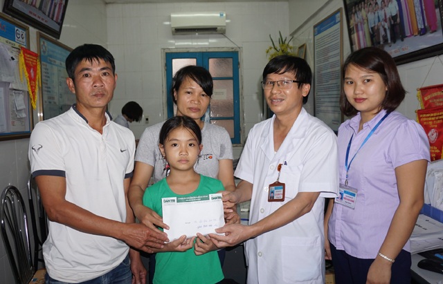 Trao hơn 122 triệu đồng đến bé gái giành giật sự sống với vi khuẩn ăn thịt người - 1 Bác sỹ Lê Xuân Thu - Trưởng khoa Răng - Hàm - Mặt Bệnh viện Sản Nhi Nghệ An trao số tiền bạn đọc Dân trí ủng hộ tới bệnh nhi Lê Thị Thanh Thúy