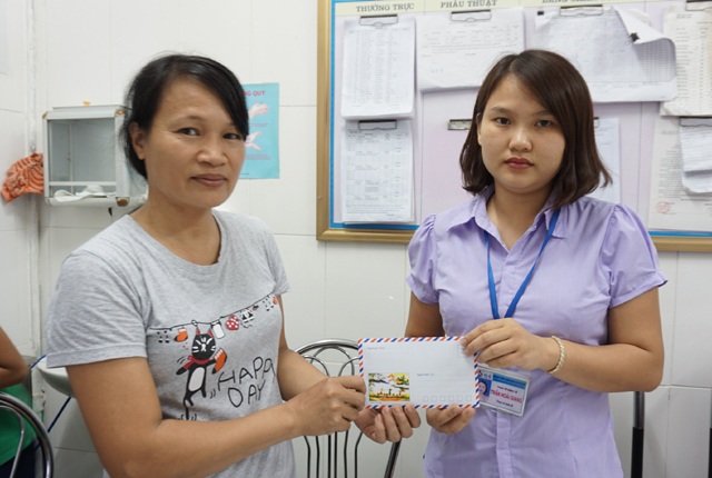 Trao hơn 122 triệu đồng đến bé gái giành giật sự sống với vi khuẩn ăn thịt người - 2 Chị Lê Thị Hà Nhi - mẹ bệnh nhân Lê Thị Thanh Thùy ủng hộ 10 triệu đồng cho Quỹ bệnh nhân nghèo Bệnh viện Sản Nhi Nghệ An