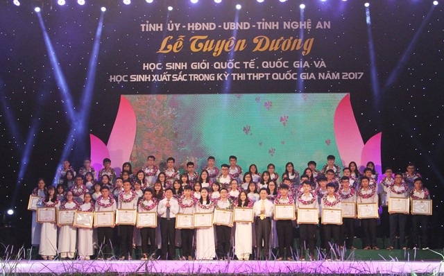 Nghệ An bỏ cộng điểm ưu tiên cho sinh viên khá, giỏi khi thi tuyển công chức - 1 Từ tháng 12/2017, Nghệ An không cộng điểm cho sinh viên khá giỏi khi thi tuyển công chức vào các cơ quan hành chính nhà nước của tỉnh