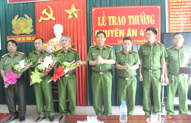 Độc chiêu “né” camera an ninh của tên trộm tiền tỷ - 2 Ban giám đốc Công an tỉnh Nghệ An trao thưởng cho các đơn vị tham gia phá án chuyên án 417Đ