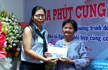 Gần 55 triệu đồng giúp cậu bé bị máy cày chém nát cánh tay - 1
Nhà báo Toàn Thắng trao tiền bạn đọc Dân trí giúp đỡ cho bà cháu Đông Hồ