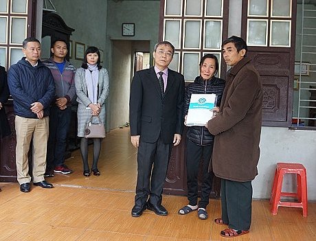 Trao tiền chế độ bảo hiểm xã hội tới gia đình phóng viên Đinh Hữu Dư - 1
Phó Tổng Giám đốc BHXH Việt Nam Phạm Lương Sơn trao chế độ tai nạn lao động cho thân nhân phóng viên Đinh Hữu Dư.