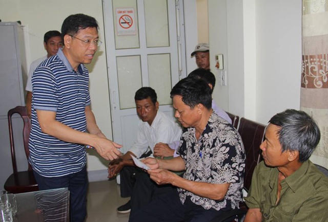 Vụ chìm tàu than: Huy động 2 đội thợ lặn tìm kiếm số thuyền viên còn lại - 3 Ông Nguyễn Xuân Sang - Cục trưởng Cục Hàng hải Việt Nam trao quà của Bộ trưởng, Thứ trưởng Bộ GTVT động viên thân nhân những thuyền viên đang mất tích