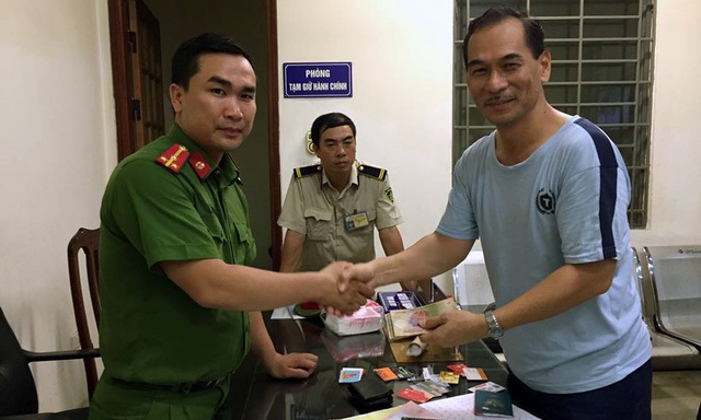 Xe sang trùng biển số "thần tài" và loạt biệt thự trên đất nông nghiệp ở Hồ Tây - 4 Trên đường từ khách sạn tham quan tuyến phố đi bộ quận Hoàn Kiếm (TP Hà Nội), anh Srakawi Lim đã đánh rơi chiếc ví chứa toàn bộ tiền và nhiều thẻ ATM. Đi tuần tra Thượng úy Võ Ngọc Tuấn (cán bộ Đội Cảnh sát 113 - CAQ quận Hoàn Kiếm) và anh Nguyễn Văn Phóng - tổ bảo vệ Hồ Gươm - đã nhặt được chiếc ví trên. Tối 30/6, Công an quận Hoàn Kiếm đã trao trả chiếc ví cho anh Srkawi Lim, quốc tịch Indonesia. (Ảnh: Tiến Nguyên)
