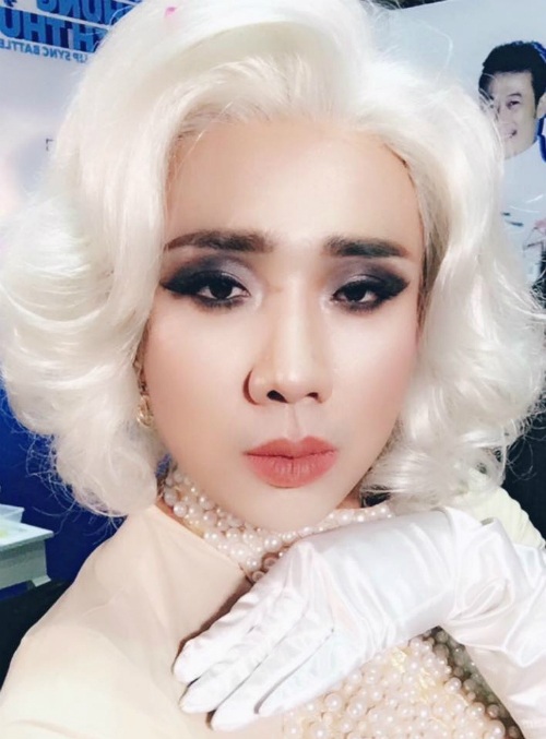 Bảo Thanh kỷ niệm ngày cưới; Trấn Thành "giả gái" quyến rũ đến... giật mình - 3
Hình ảnh Trấn Thành giả gái khiến người xem giật mình với nét đẹp vô cùng quyến rũ, mắt đậm và bờ môi gợi cảm.