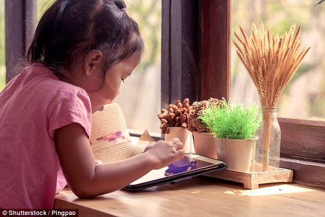Vì sao cần tuyệt đối không cho trẻ dưới 2 tuổi chơi iPad? - 1 TS Aric Sigman cho biết, trẻ dưới 2 tuổi tiếp xúc với màn hình có thể bị nghiện suốt đời
