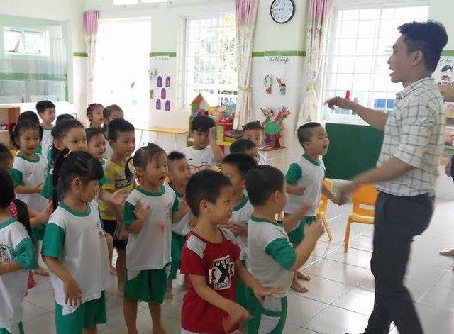 Học tiếng Anh ở bậc Mầm non: Trẻ được gì, mất gì? - 1
Học sinh mầm non ở TPHCM trong giờ làm quen với tiếng Anh. (Ảnh minh họa: Hoài Nam)
