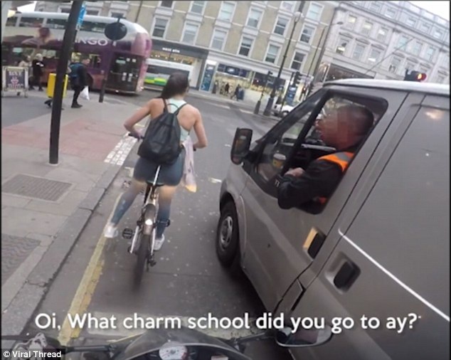 
Một trong hai người đàn ông trên xe ô tô buông lời trêu ghẹo cô gái đi xe đạp
