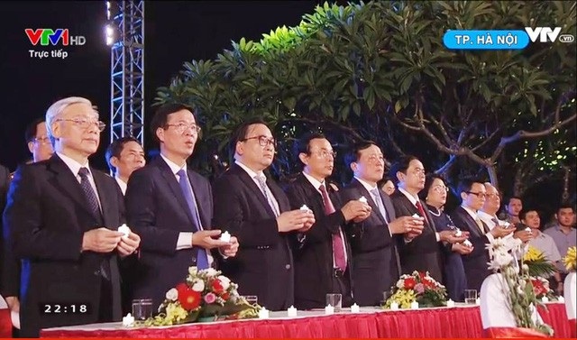 8 điểm nhấn trong lĩnh vực LĐ-TB&XH năm 2017 - 2
Các lãnh đạo Đảng, Nhà nước cùng toàn thể những người tham dự chương trình tại các đầu cầu cùng thắp nến tri ân.