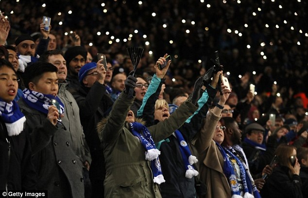 Xúc động với hình ảnh tri ân HLV Ranieri của cổ động viên Leicester - 1 Những CĐV Leicester City hát vang bài ca tạm biệt HLV Ranieri