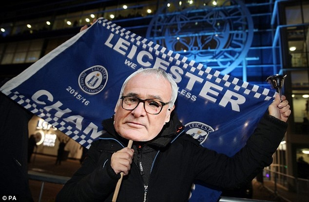 Xúc động với hình ảnh tri ân HLV Ranieri của cổ động viên Leicester - 3 Hình ảnh ông sẽ còn mãi trong trái tim của CĐV Leicester City