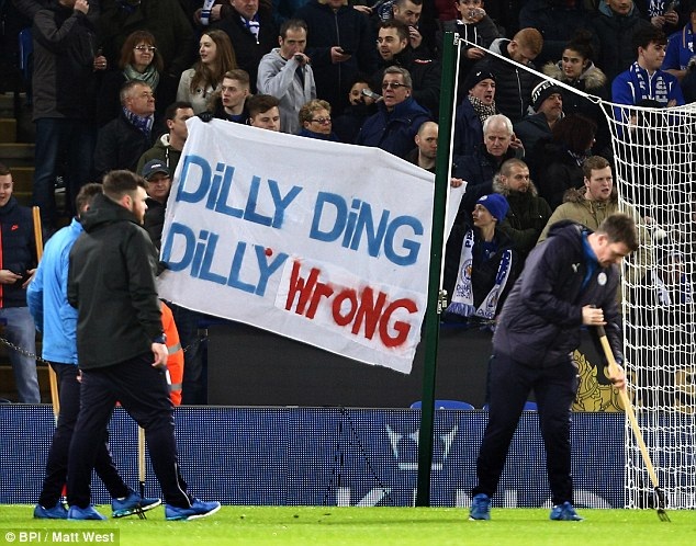 Xúc động với hình ảnh tri ân HLV Ranieri của cổ động viên Leicester - 8 CĐV đã chế câu dilly-ding, dilly-dong của Ranieri để ám chỉ BLĐ đội bóng sai lầm