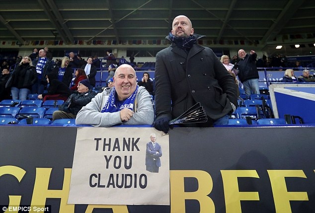 Xúc động với hình ảnh tri ân HLV Ranieri của cổ động viên Leicester - 4 Những lời cảm ơn tới HLV Ranieri xuất hiện rất nhiều trên khán đài