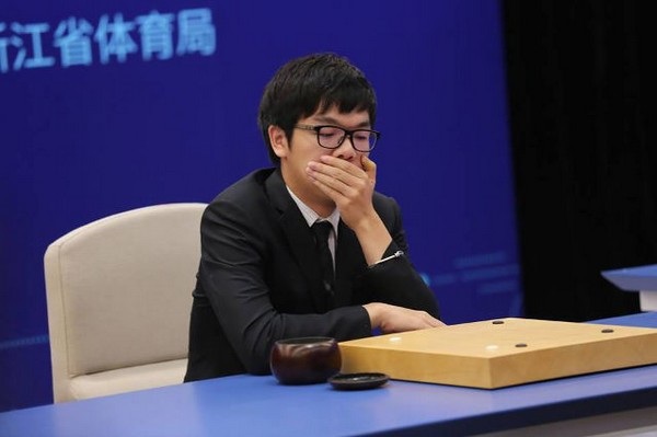 Dù đã công bố rất tự tin trước trận đấu tuy nhiên Ke Jie, kỳ thủ cờ vây số 1 quốc tế hiện nay, đã không hề giành thắng lợi dù chỉ một hiệp với AlphaGo